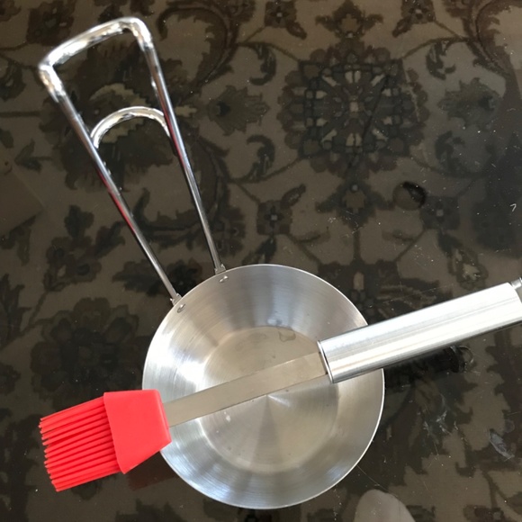 A barbecue sauce dispenser - Picture 2 of 4